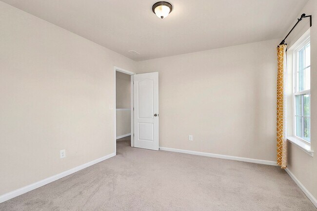 Building Photo - Welcome to this spacious 4 bedroom, 2.5 ba...