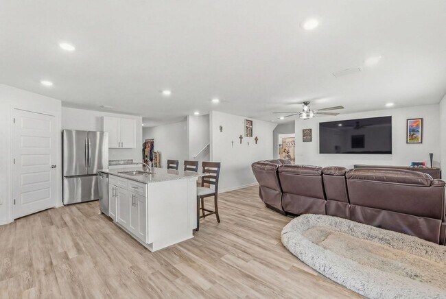 Building Photo - 25 Riverwalk Xing