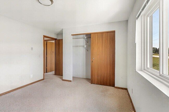Building Photo - 16 W Klubertanz Dr