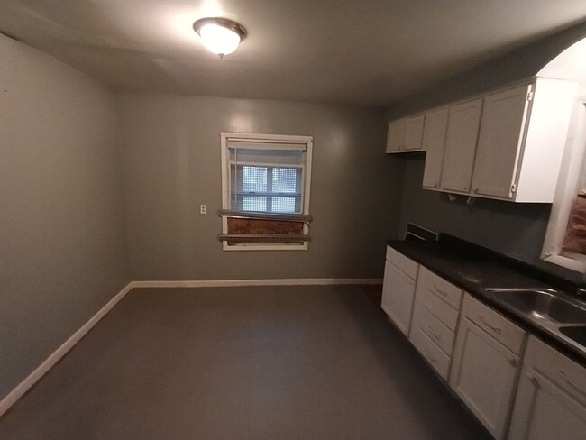 Building Photo - 3 bedroom 1 bathroom on the Eastside NOW A...