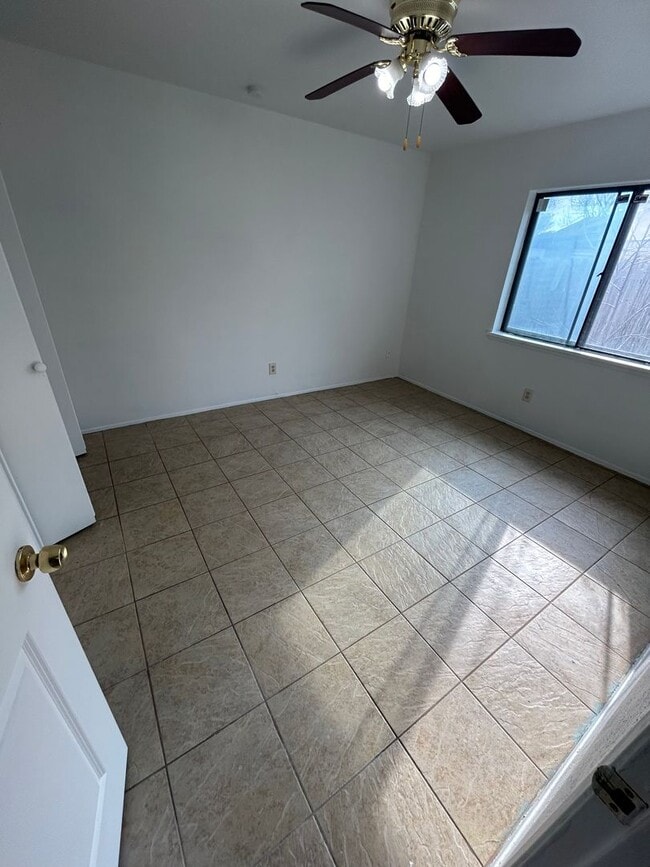 Building Photo - Step inside and be captivated by the warmth of this House!