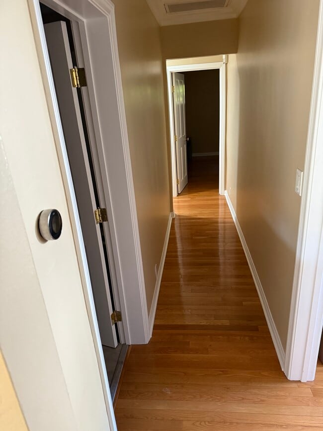 Center hall - 844 N Laurel Ave