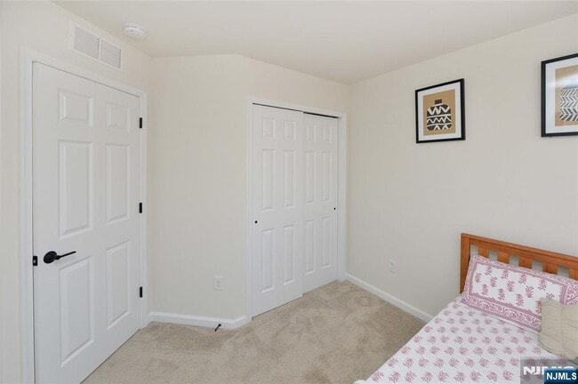 Building Photo - 60 Litchfield Ln