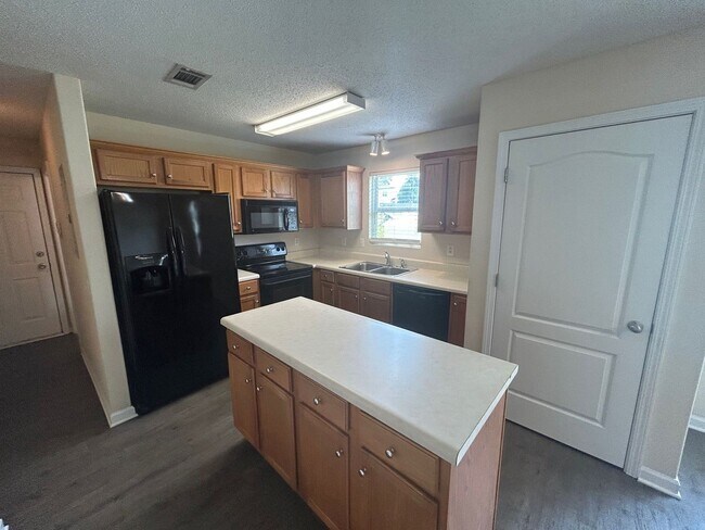 Building Photo - PRE-LEASING FOR AUGUST 2025! 1/2 OFF SECUR...