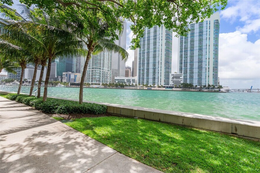 Building Photo - 801 Brickell Key Blvd