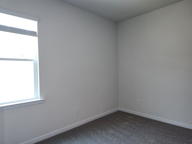 Building Photo - Beautiful home located in the Hamilton Woo...