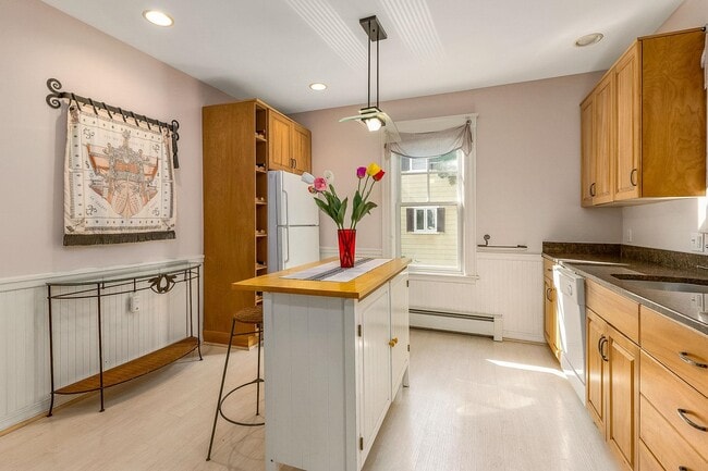 Building Photo - 160 Wibird St