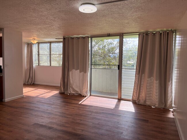 Building Photo - Nahoa Apartments - 2 bedrooms, 1 bath unit...