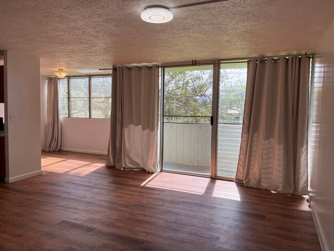 Building Photo - Nahoa Apartments - 2 bedrooms, 1 bath unit w/ 1 parking stall - Avail now!