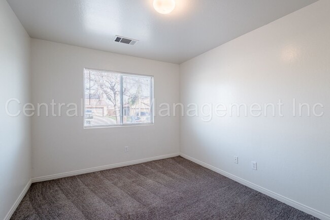 Building Photo - 3 Bedroom/2 Bath Home with an office in th...