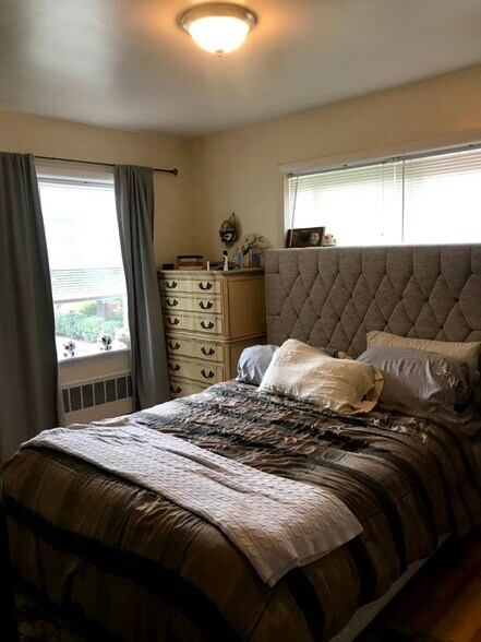 main bedroom - 700 E Henry Clay St