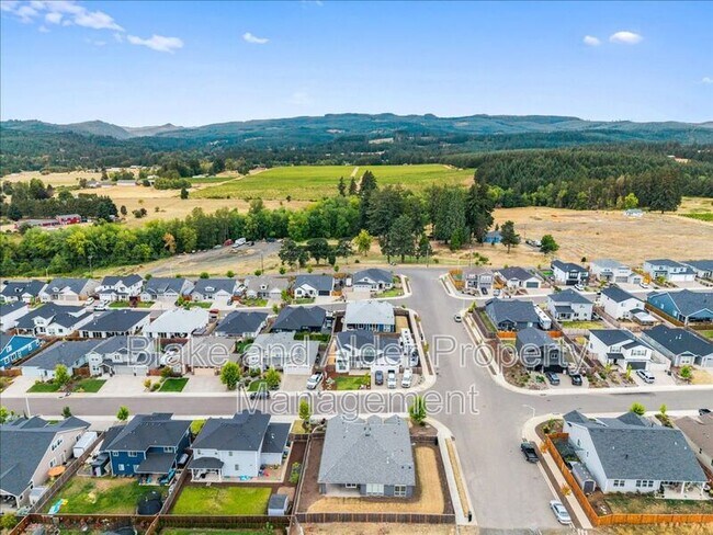 Building Photo - 496 NW Cascade Mountain Dr