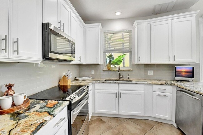 Building Photo - 3567 Commodore Cir