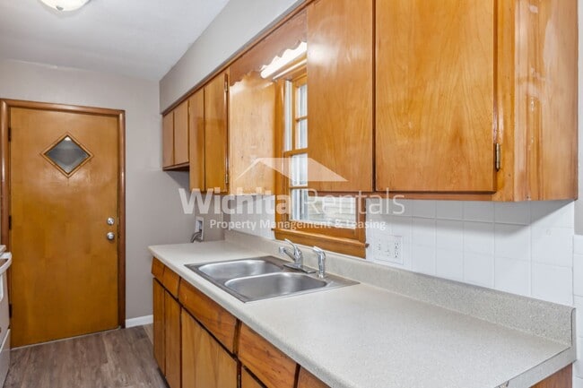 Building Photo - 3 BD/1 BA home near Friends University!