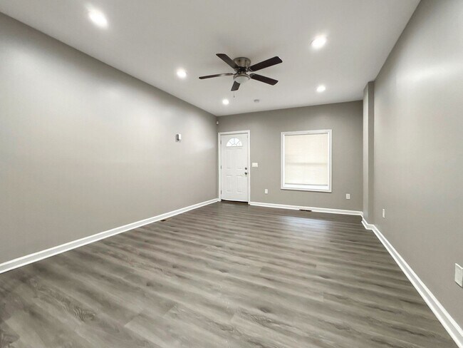 Building Photo - Beautiful 2BR + Den Home with 2 Baths, Modern Kitchen & Central AC