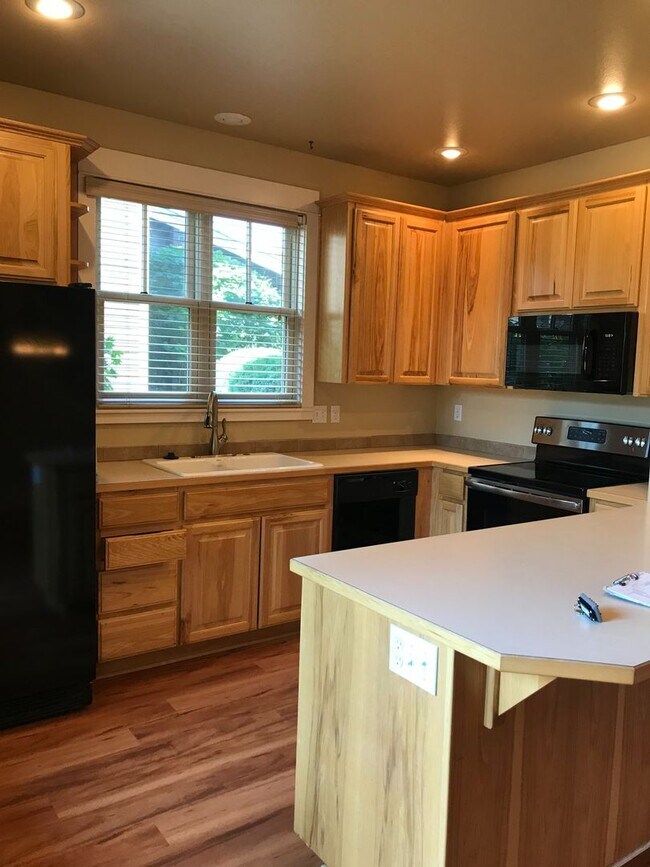 Building Photo - Beautiful Condo in Sisters w/community poo...