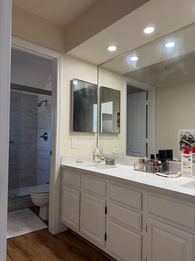 Building Photo - Beautiful 3 bed 3 bath townhome ready for move in!
