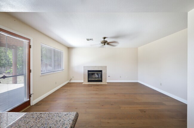 Building Photo - 10205 Single Oak Dr