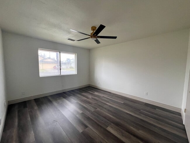 Building Photo - Riverside