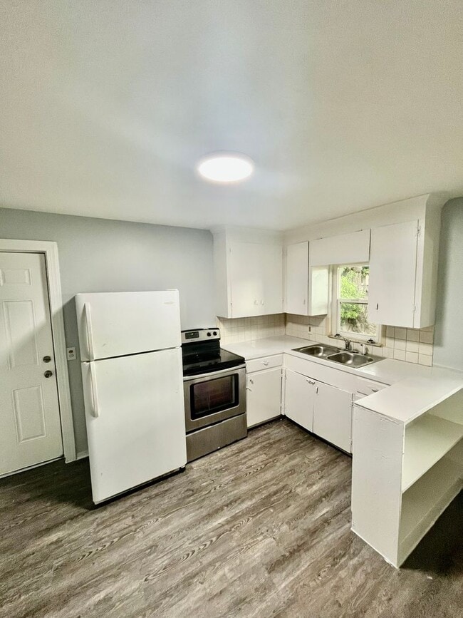 Building Photo - NICE Ground Floor 1BR/1BA Zephyrhills Duplex Apt. NO APP FEE!