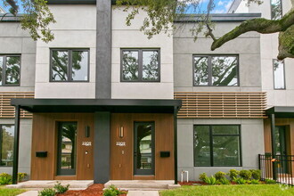 Building Photo - LIKE NEW LUXURY Townhome For Rent in Tampa...