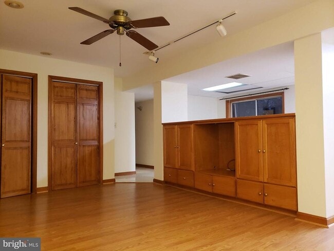 Building Photo - 724 Hillcrest Dr