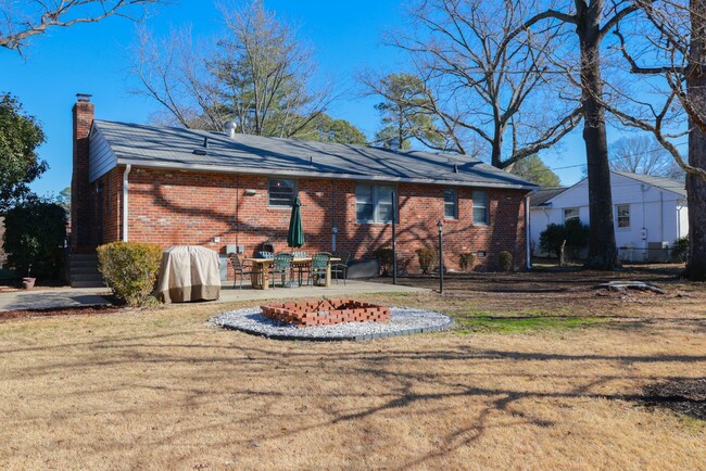 Building Photo - Welcome Home to Pinedale Farms in Westend!