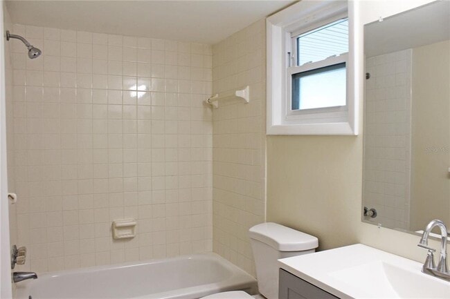 Building Photo - 608 Lark Dr
