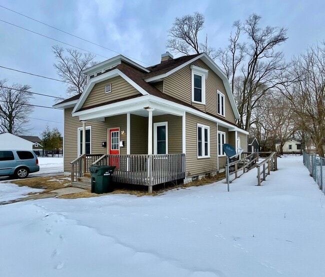Building Photo - One Bedroom Duplex in Muskegon