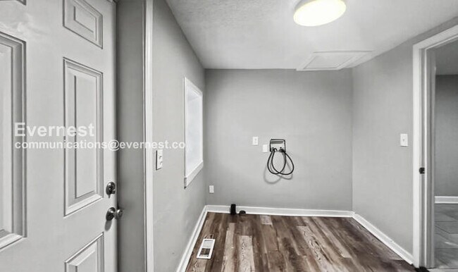 Building Photo - Spacious 3-Bedroom Home with Deck and Modern Appliances