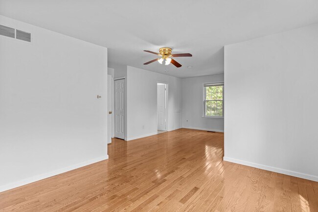 Building Photo - 14 Aster Way