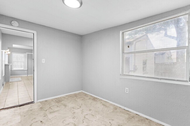 Building Photo - Spacious 3bdrm/1bath House $2295.00 ** Fen...
