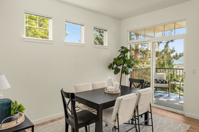 Building Photo - 2Bd/2Ba Issaquah Condo