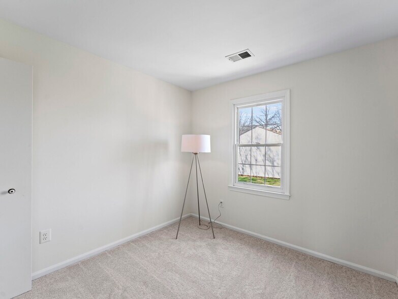 Building Photo - 8638 Dellway Ln