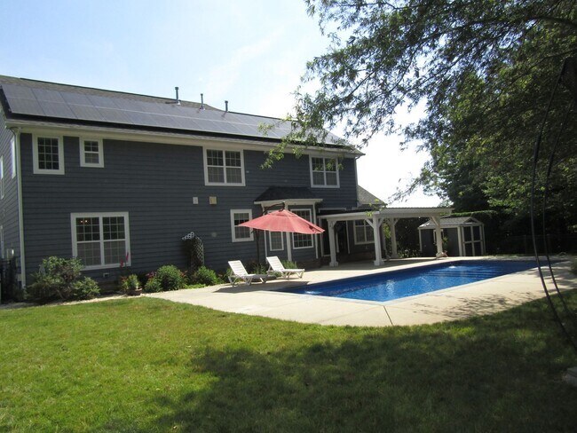 Building Photo - 2084 Kittridge Dr