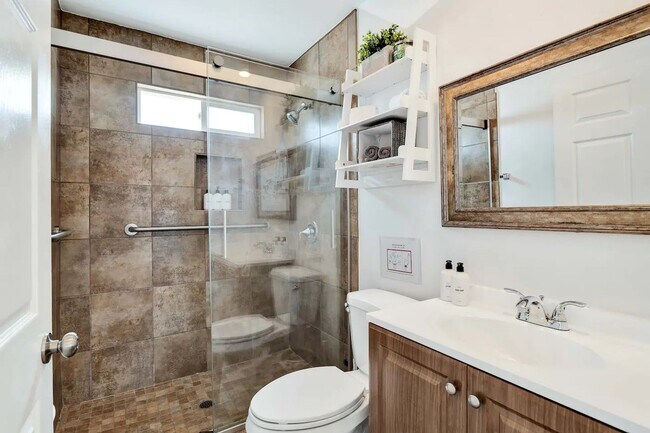 Building Photo - Fully Furnished, Secluded & Private