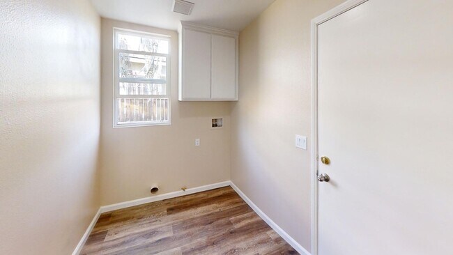 Building Photo - Beautiful Newly Upgraded 4 bedroom 3 bathr...