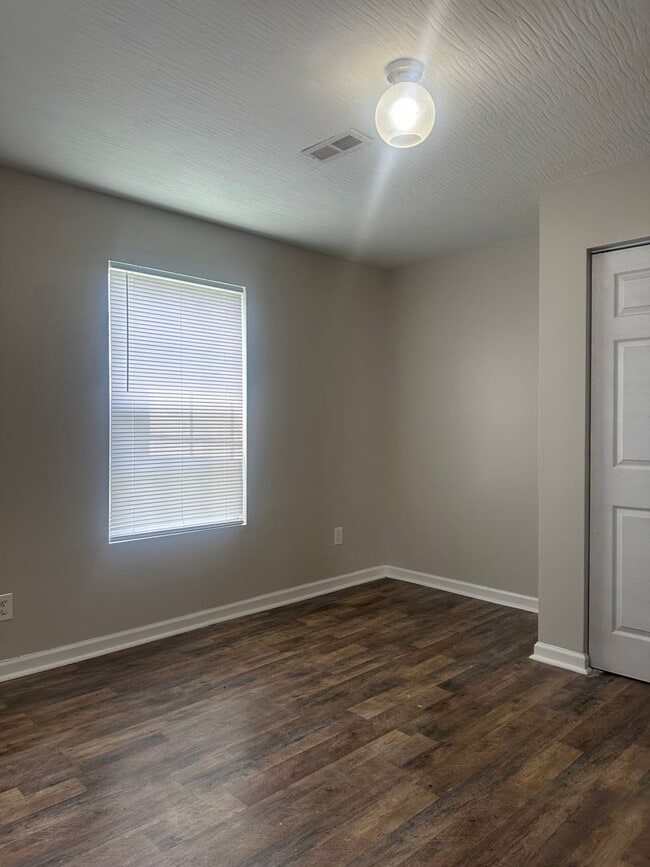 Building Photo - MOVE IN SPECIAL! 1/2 off 1st MONTHS RENT! ...