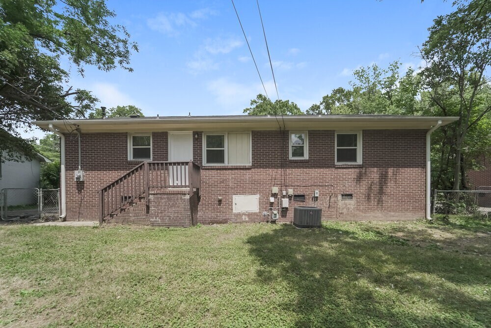 Building Photo - 4700 Hidden Valley Rd