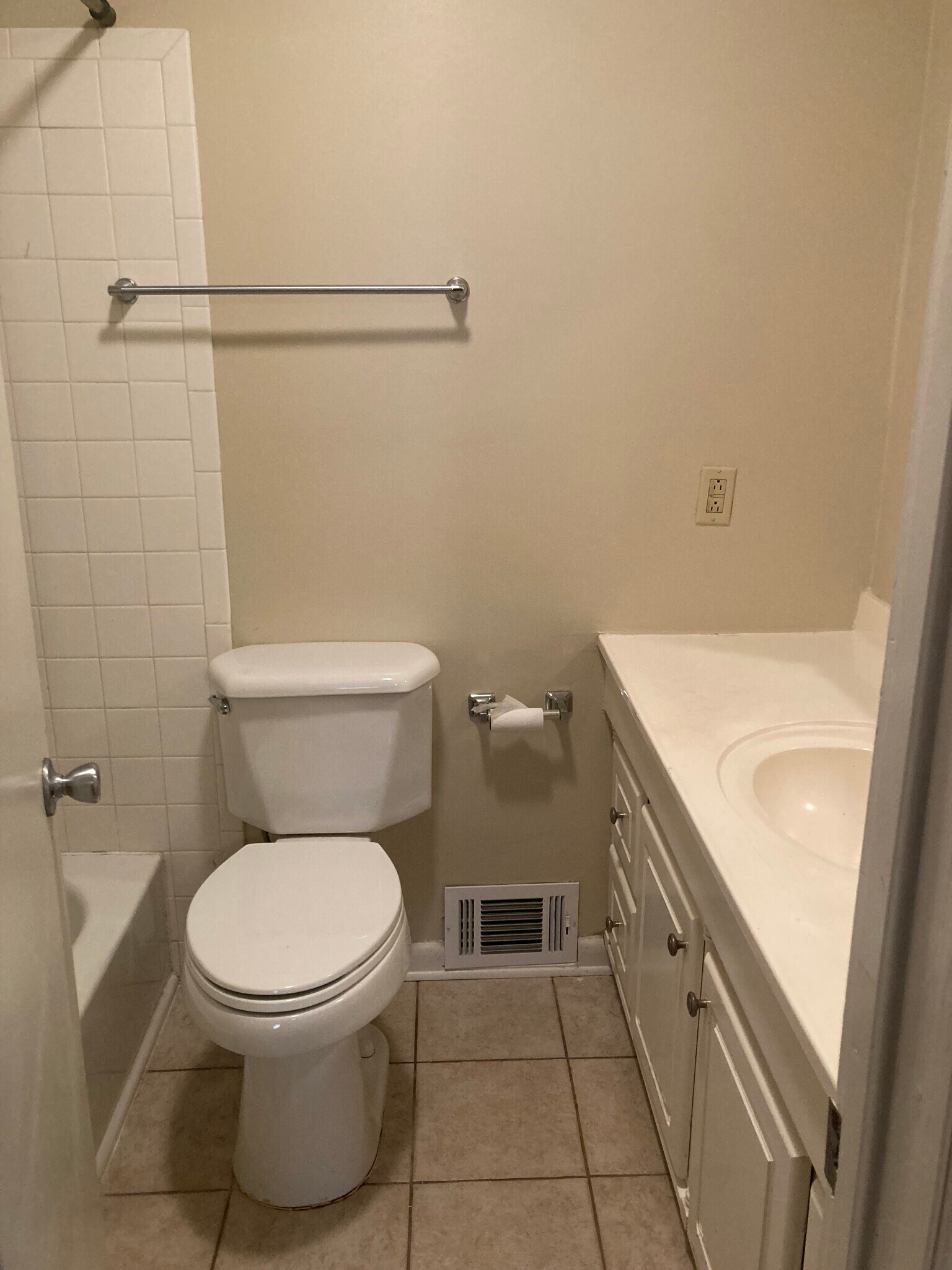 Private Bath - 629 Forest Lake Dr N