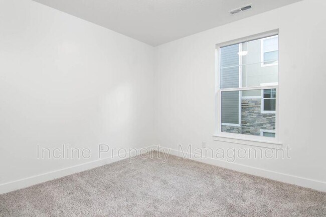 Building Photo - 323 W 435 N