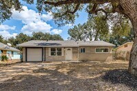 Building Photo - 200 Pine St