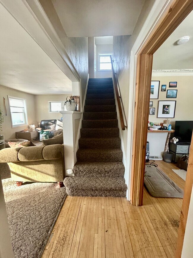 Building Photo - Available June 2025 - 5 Bed, 1 Bath home near campus!