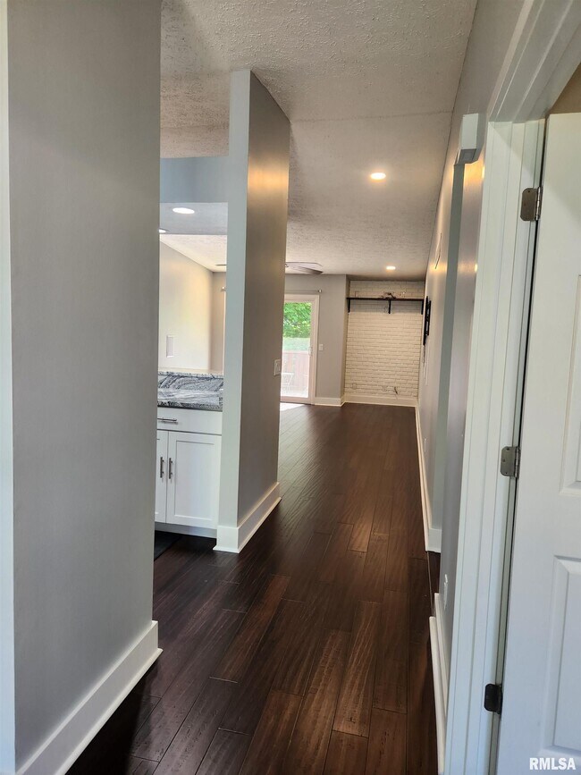 Building Photo - 3439 N Willow Ct