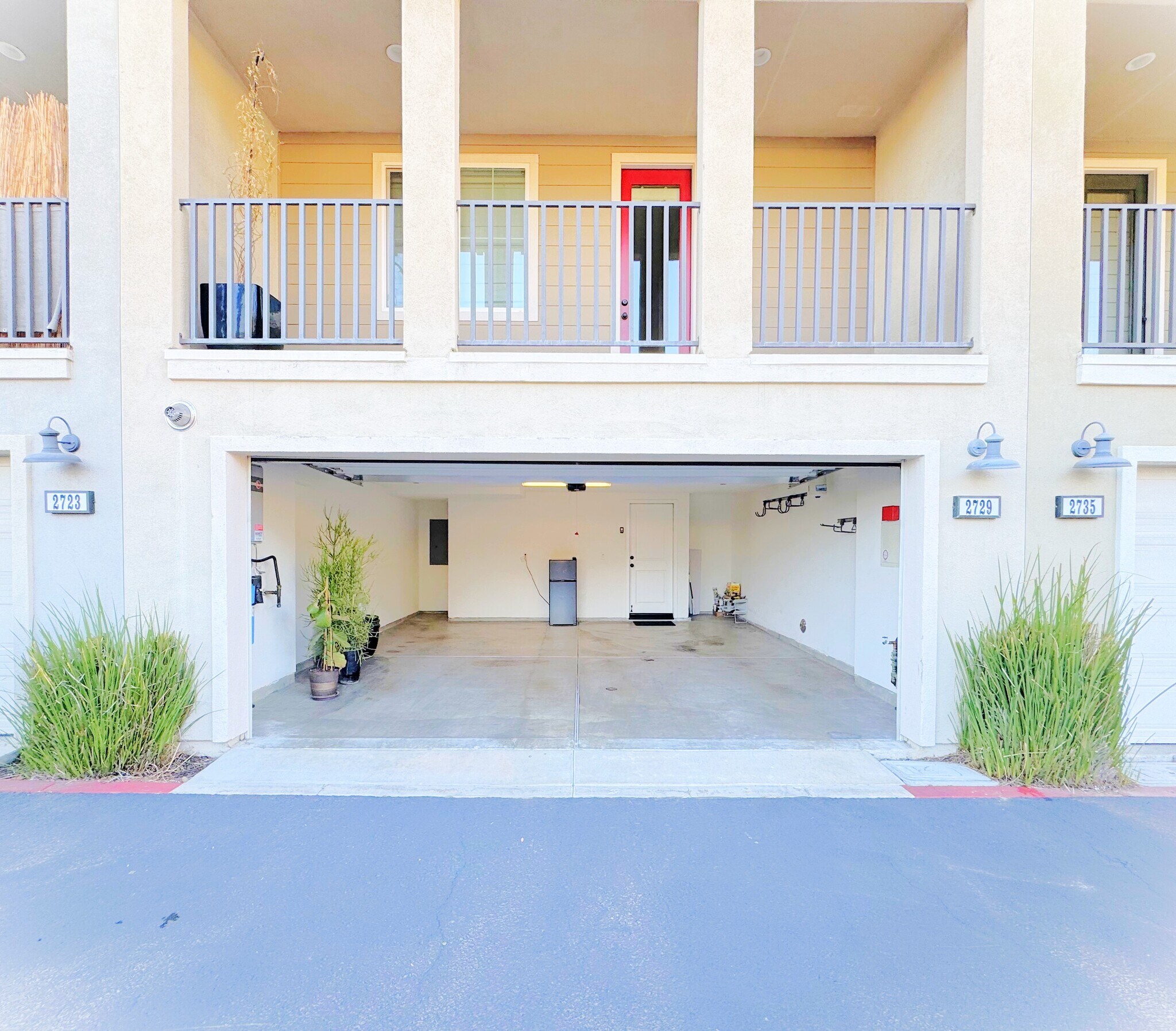 2-car garage/balcony 1 - 2729 Sunrise Way