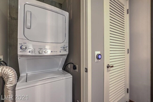 Building Photo - 353 E Bonneville Ave