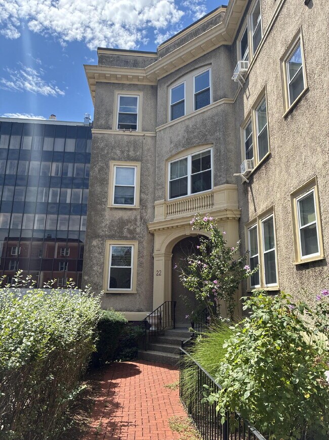 Building Photo - Renovated 3BR/2BA 1,278 SF In-Unit Laundry Parking Basement Storage Available Sept 1