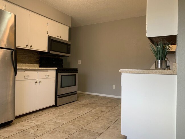 Building Photo - Spacious 3 Bedroom 2 Bathroom Townhome in Robbinsdale!