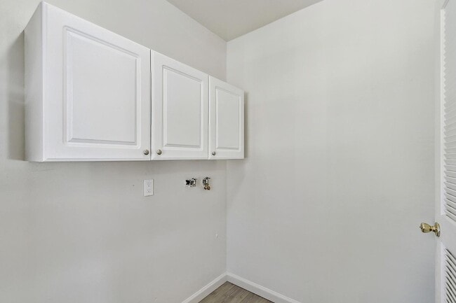 Building Photo - 9101 La Riviera Dr