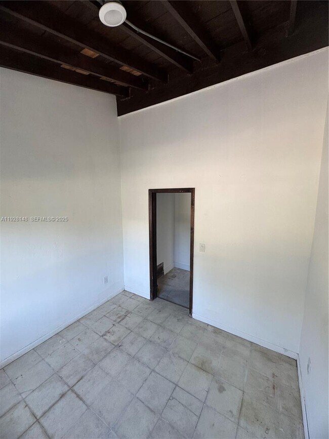 Building Photo - 3021 SW 2nd Ave